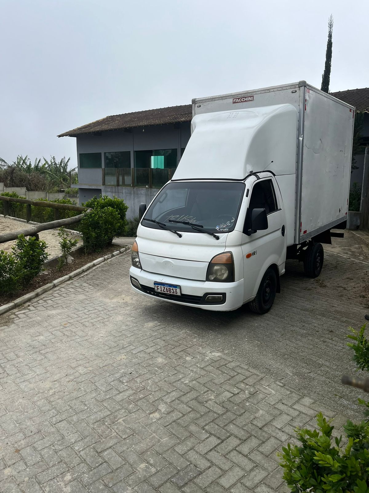 Caminhão baú da MSilva Carretos pronto para mudanças e fretes