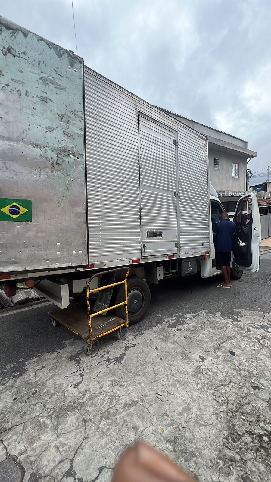 Equipe da MSilva usando carrinho de carga no carreto