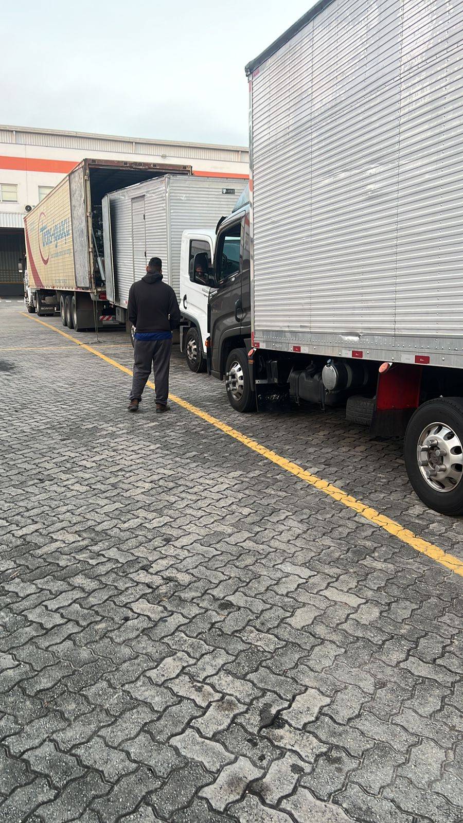 Equipe da MSilva carregando caminhão em mudança comercial em galpão