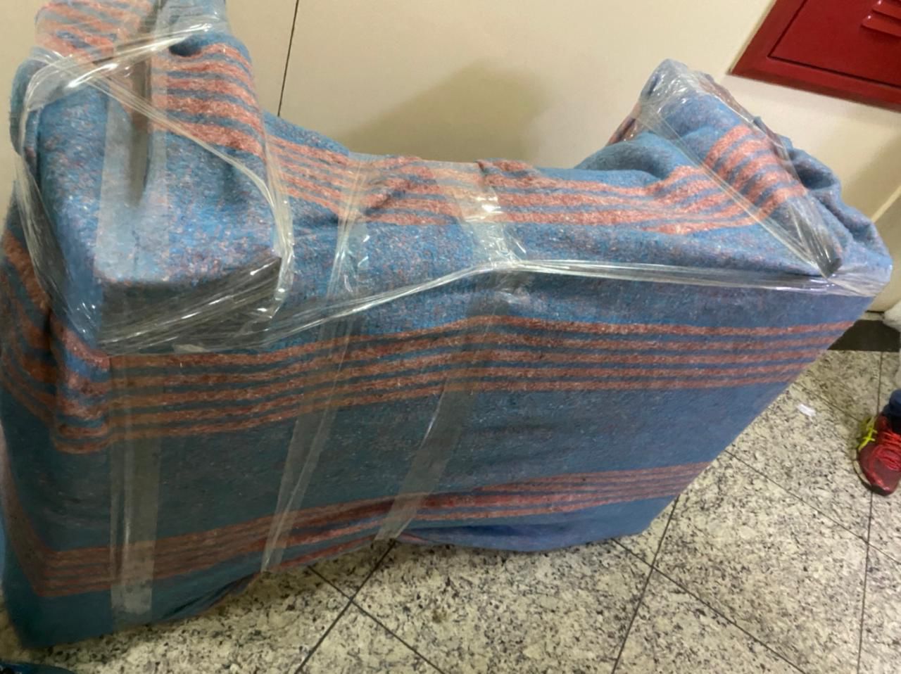 Poltrona embalada com manta de proteção para mudança